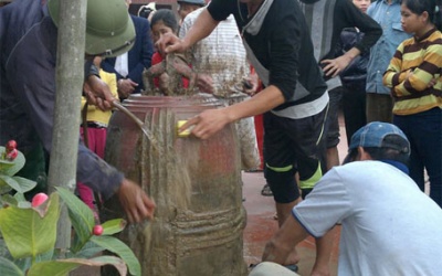 Phát hiện chuông cổ nặng 2 tạ trên cánh đồng