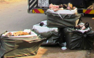 1,4 tấn chân trâu bò thối trên đường vào TP.HCM