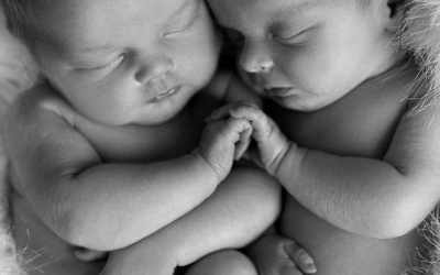 Khoảnh khắc kỳ diệu người mẹ tự kéo con ra khỏi bụng