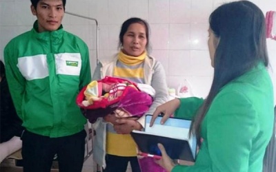 Tài xế taxi đỡ đẻ ngay trên xe