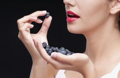 Vì sao phụ nữ mãn kinh nên ăn quả việt quất?