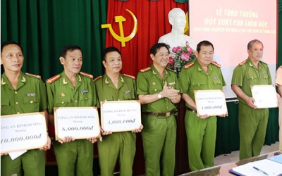 Phá đường dây làm bằng giả, thu hơn 5.800 con dấu