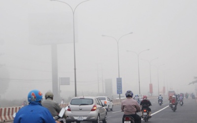 Sương mù dày đặc kéo dài tại Bình Dương