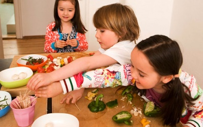 Bí mật để 'dụ' trẻ ăn rau: Chơi trước bữa ăn!