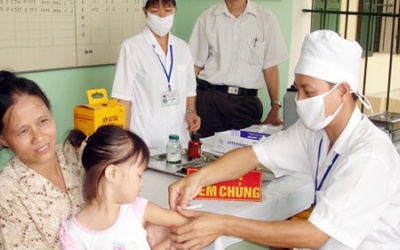 Tiêm vaccine đúng lịch, phòng bệnh lây nhiễm nguy hiểm cho trẻ