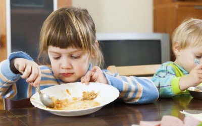 Đồ ăn vặt trẻ em chứa lượng muối, đường ở mức nguy hiểm