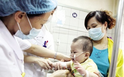 Đưa con đi tiêm chủng là nghĩa vụ và tình thương của cha mẹ