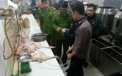 'Hô biến' vịt không kiểm dịch thành vịt quay vàng óng