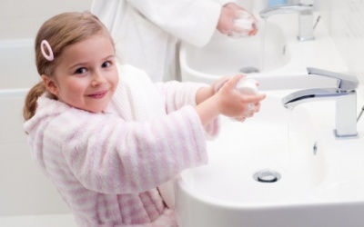 Bé đi chơi xa mẹ cần làm gì?