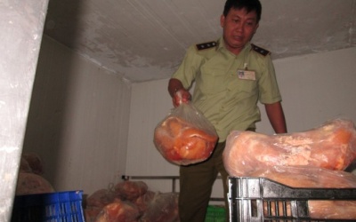 Kinh hoàng nguyên liệu bẩn làm giò chả