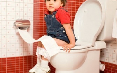 Bé bị tiêu chảy nhiều lần trong ngày điều trị thế nào?