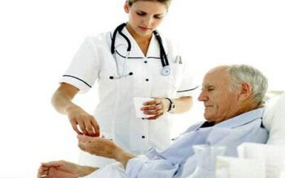 Cẩn trọng khi dùng thuốc cho người già