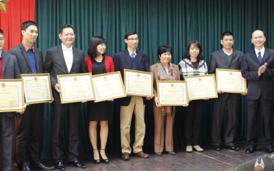 Trao bằng khen cho người có đóng góp cho thành công của Hội nghị Bộ trưởng Y tế ASEAN 2014