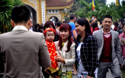 Mùng 1 Tết: Dân Hà Nội nô nức đi lễ chùa đầu năm