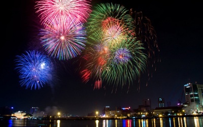 Pháo hoa bung nở khắp 3 miền Tổ quốc