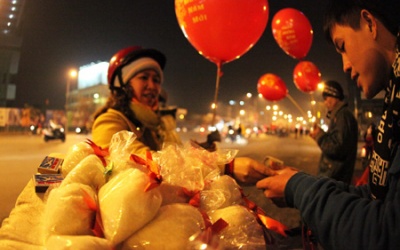 Đầu năm mua muối để tình thêm đậm đà