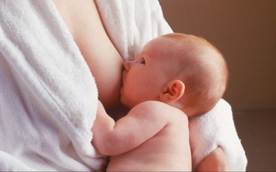 Có nên cho con bú khi mẹ đang mang thai?