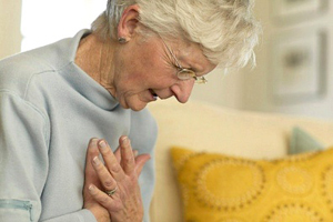 Bị nghẹn ở vùng ngực khi ăn là bệnh gì?