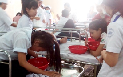 Khẩn trương xử lý vụ 65 học sinh ngộ độc thực phẩm