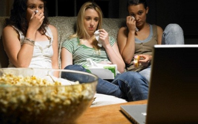 Vì sao xem phim buồn dễ gây béo?