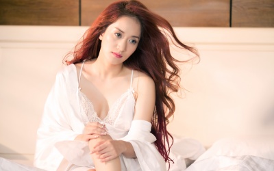 Mang bầu 5 tháng, Khánh Thi vẫn thon thả