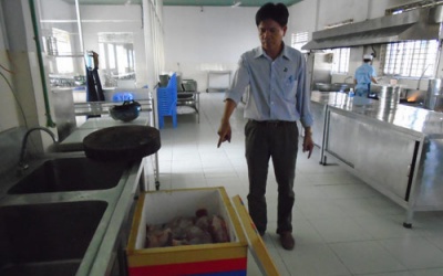 Thịt thối tuồn vào trường tiểu học: Thấy mà xót xa!