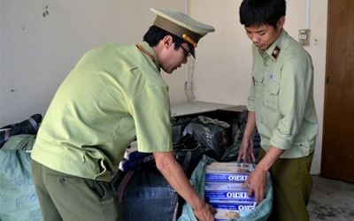 10.000 bao thuốc lá lậu trong xe tải chở thép ống