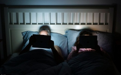 Con người dành thời gian cho công nghệ nhiều hơn ngủ!