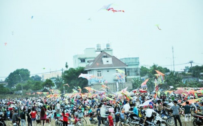 Bé trai bị diều cuốn lên 20m, rơi xuống tử vong