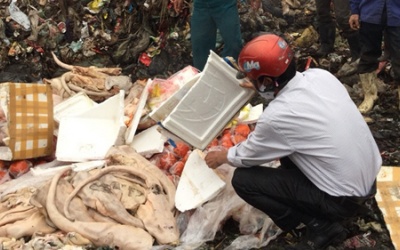 1 tấn nội tạng bốc mùi hôi thối trên xe khách