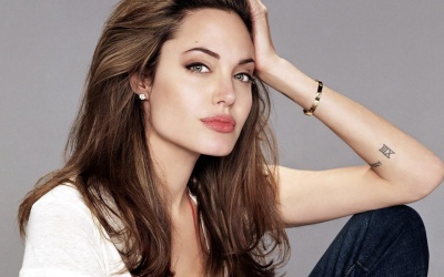  Angelina Jolie cắt buồng trứng ngừa ung thư