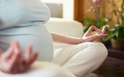 Ngồi thiền giúp bà bầu giảm ốm nghén