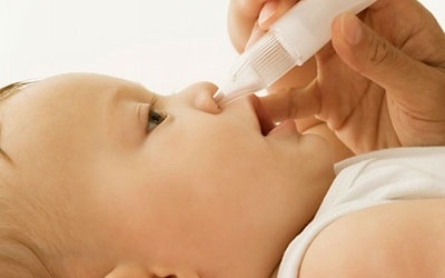 Mẹo nhỏ giúp mẹ xử trí khi bé sơ sinh bị ngạt mũi