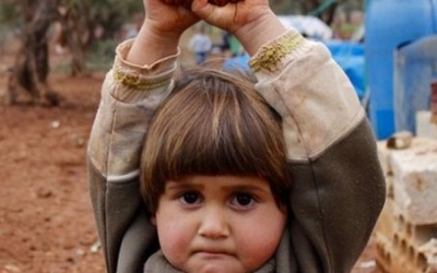 Hình ảnh em bé đầu hàng chiến tranh gây “bão”