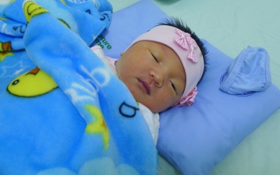 Đón nhận 2.000 bộ đồng phục cho sản phụ và trẻ sơ sinh