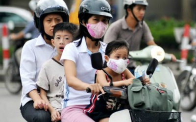 Học sinh không đội mũ bảo hiểm sẽ bị nhà trường phê bình