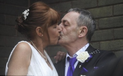 Người vợ bị ung thư tổ chức lại lễ cưới với chồng