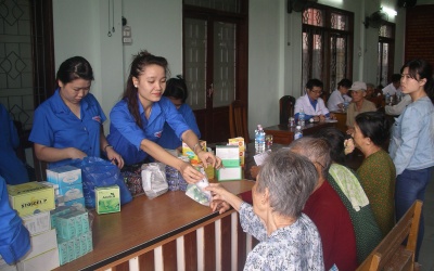 200 người già xã bán đảo được khám, phát thuốc miễn phí