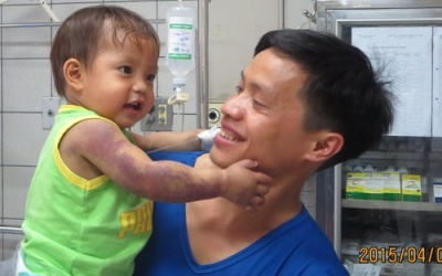 Bé gái 2 tuổi bị rắn cắn suýt chết