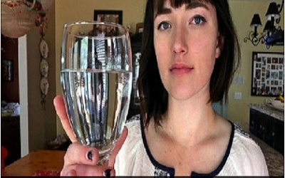 Cô gái mắc bệnh hiếm dị ứng với nước