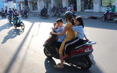 Sẽ ghi hình học sinh không đội mũ bảo hiểm