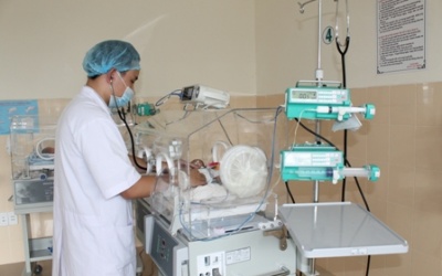 Cứu sống bé sinh non nặng 900 gram
