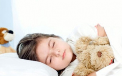 Trẻ ngủ ra nhiều mồ hôi vì sao?