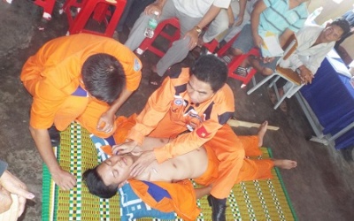 Trao thuốc miễn phí và hướng dẫn sơ cấp cứu trên biển cho ngư dân