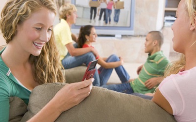 Vừa dùng điện thoại, vừa xem tivi dễ bị đần độn