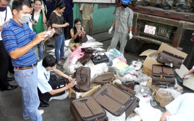 Thu giữ hàng triệu túi xách, giày… hàng hiệu giả