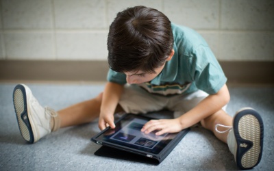 Đau lưng, đau vai gáy tăng vọt ở “thế hệ iPad”