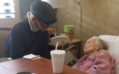Xúc động hình ảnh cụ ông Alzheimer bên giường bệnh người vợ ung thư