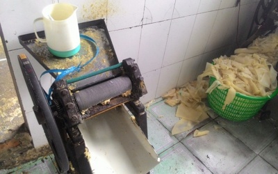 Kinh hãi 243kg da heo ngâm hóa chất chế bì sợi