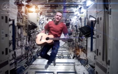 Phát hành album đầu tiên thu âm trên trạm không gian vũ trụ